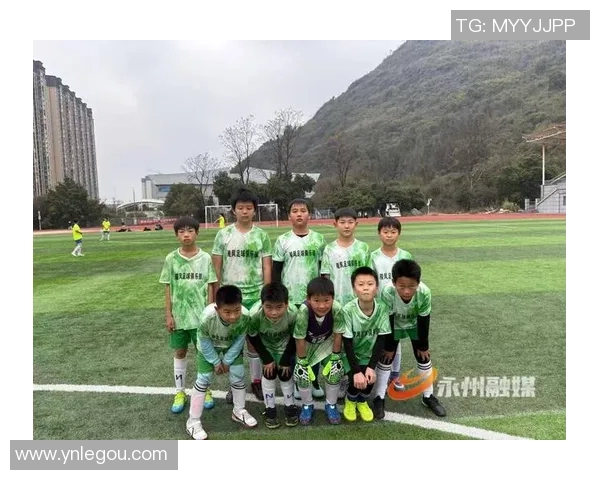 小孩在阳光下欢快踢足球展现童年乐趣与团队精神